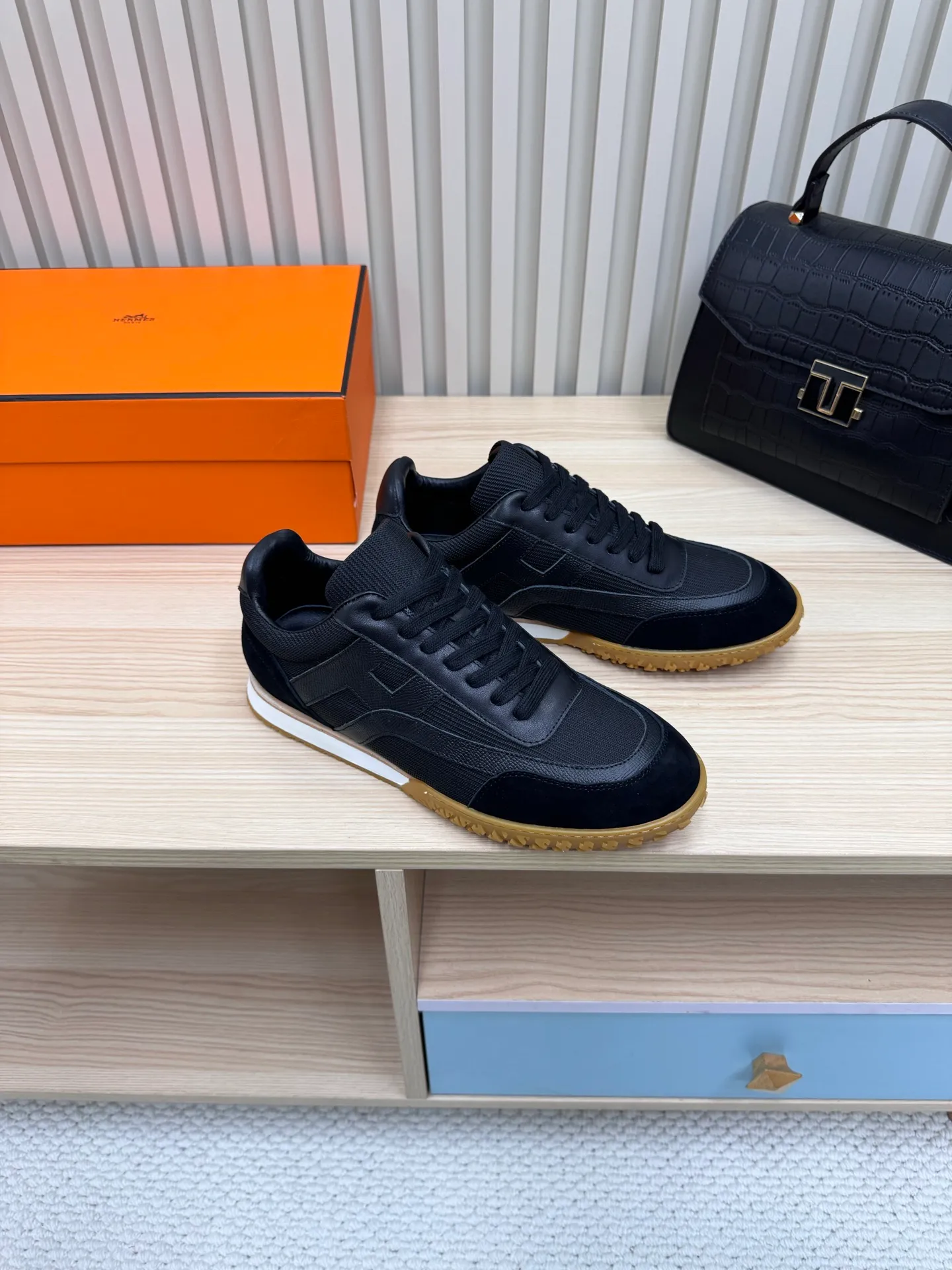 👟👟Ex-factory price 600👟👟 Hermes / Top version #couple style 24ss casual sneakers Suede goatskin sneakers decorated with contrasting patterns and iconic "H" details, beautifully packaged at the delivery counter🛍📦 Fabric: suede + down cloth Lining: mixed sheep lining Outsole: original TPU Bottom thickness: 2CM Size: 35-45
